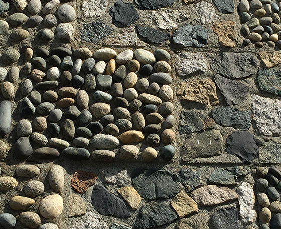 Note the "cut stone" blocks alternating with the "round pebble" blocks.